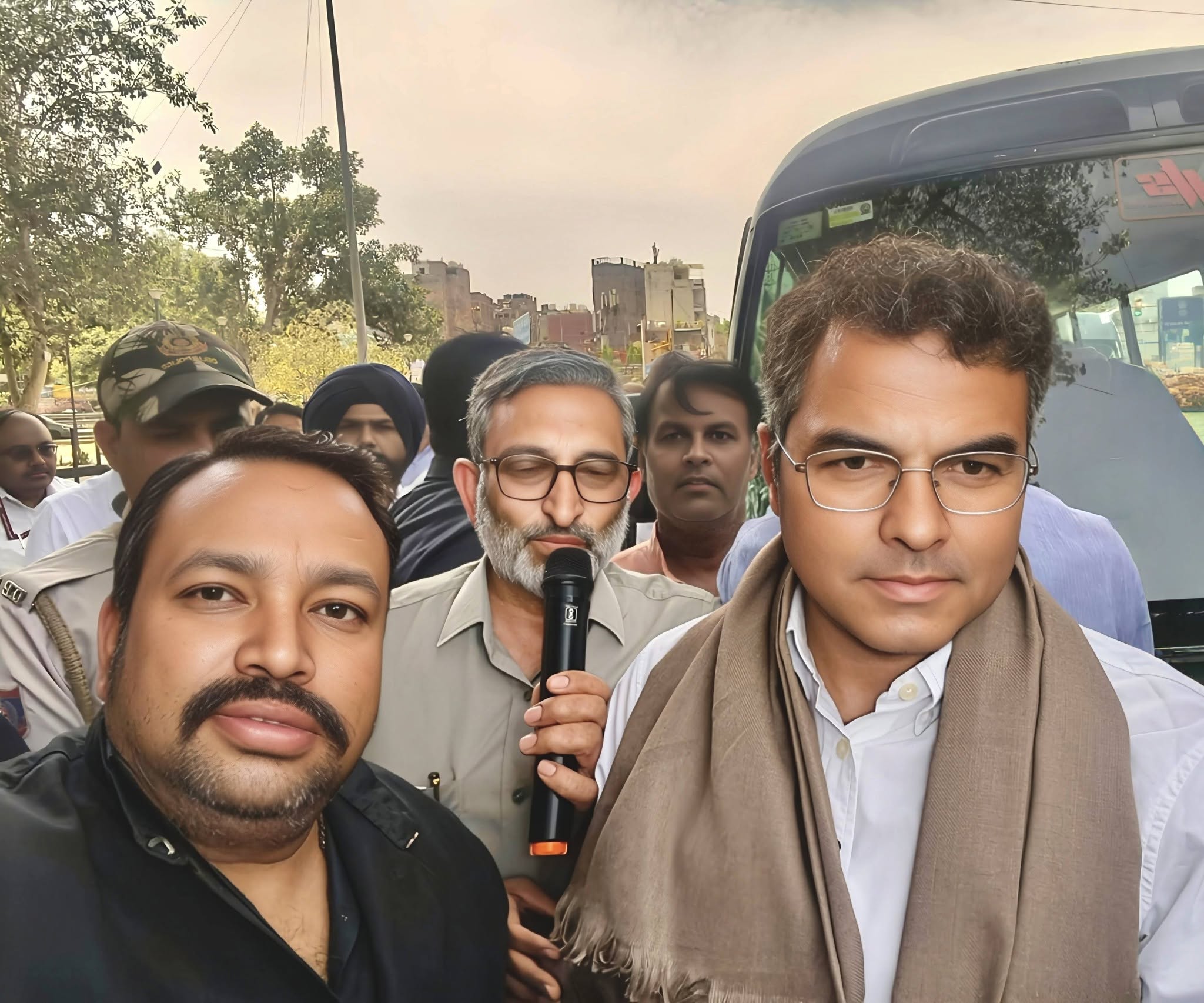 माननीय उपमुख्यमंत्री Pravesh Verma जी का आगमन हुआ। 🙏✨ — Photo 2 – Public Interaction activity by Purvanchal Morcha